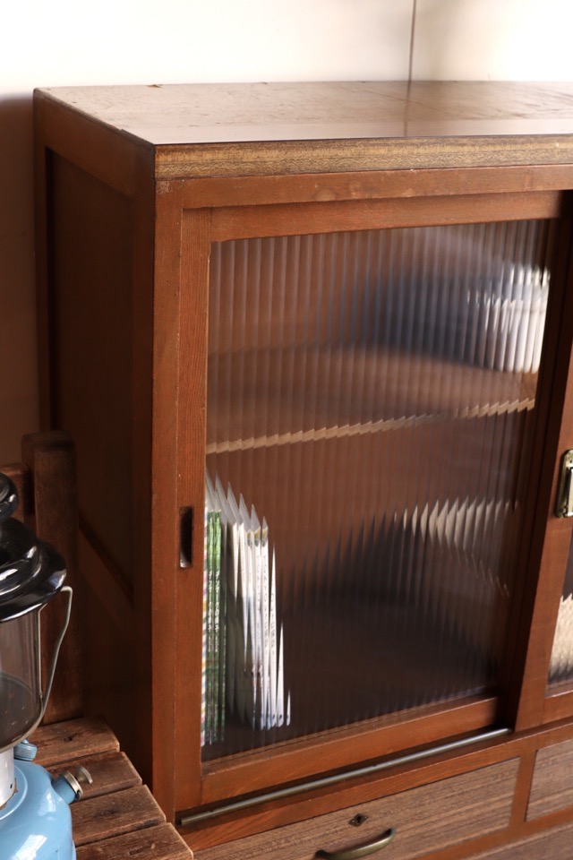 モールガラスの引戸棚