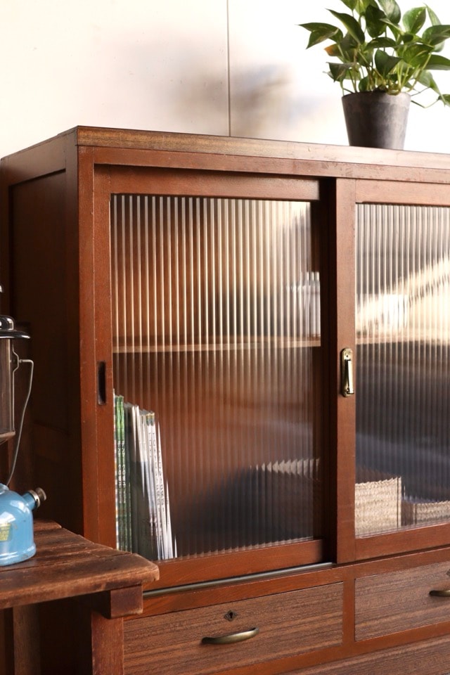 【ぴよ】 引き戸棚 キャビネット モールガラス　レトロ モールガラスの引戸棚 | 全ての商品 - 古家具古道具 そうすけ