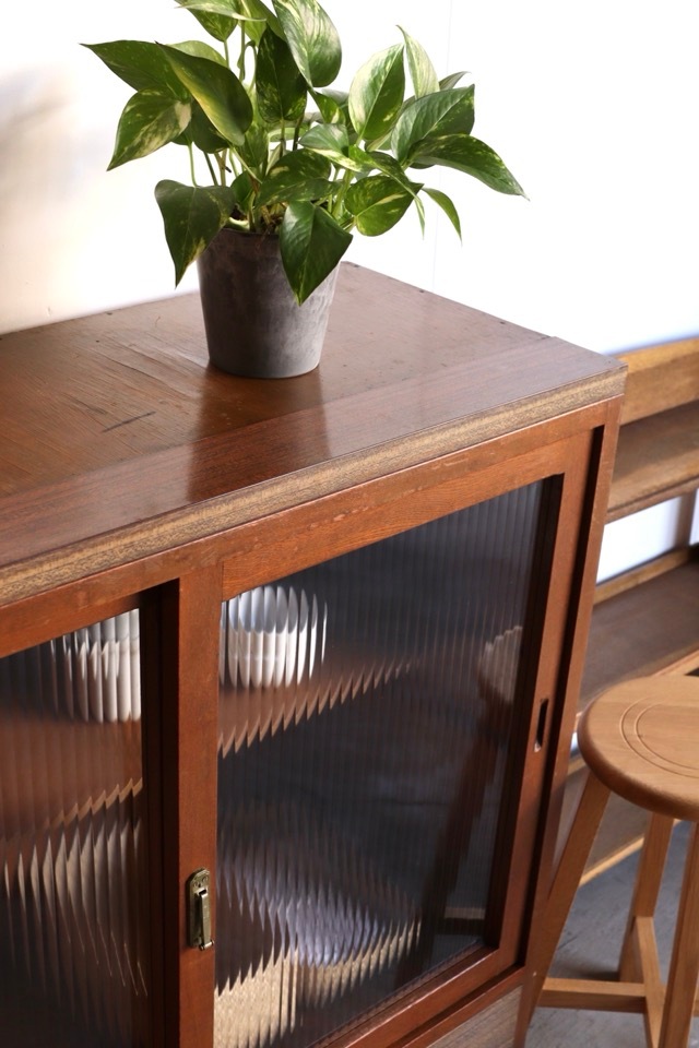 モールガラスの引戸棚