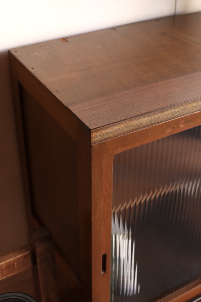 モールガラスの引戸棚