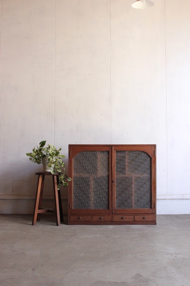 ダイヤガラスの戸棚