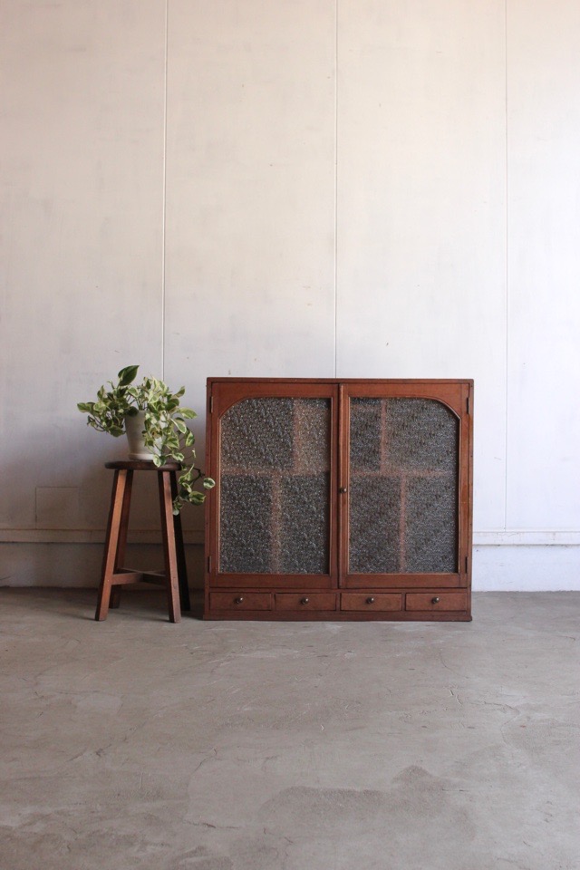 ダイヤガラスの戸棚