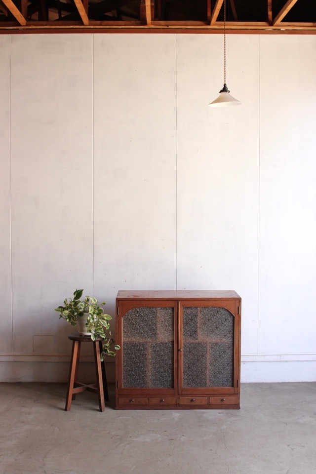 ダイヤガラスの戸棚