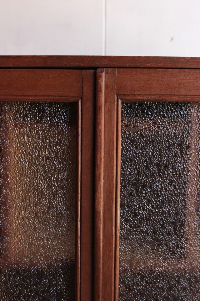 ダイヤガラスの戸棚