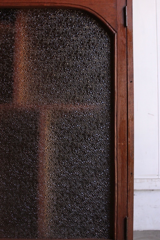 ダイヤガラスの戸棚