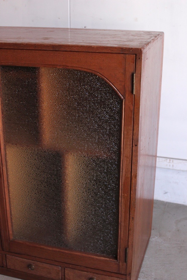 ダイヤガラスの戸棚