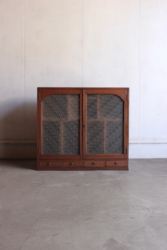 ダイヤガラスの戸棚