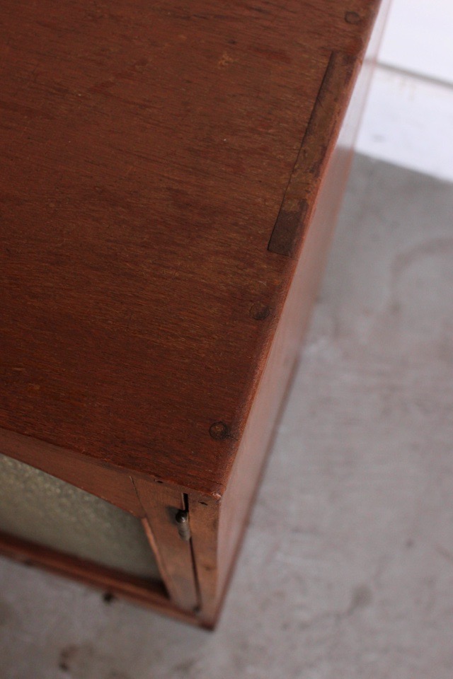 ダイヤガラスの戸棚