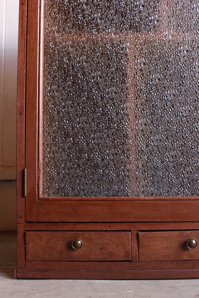 ダイヤガラスの戸棚