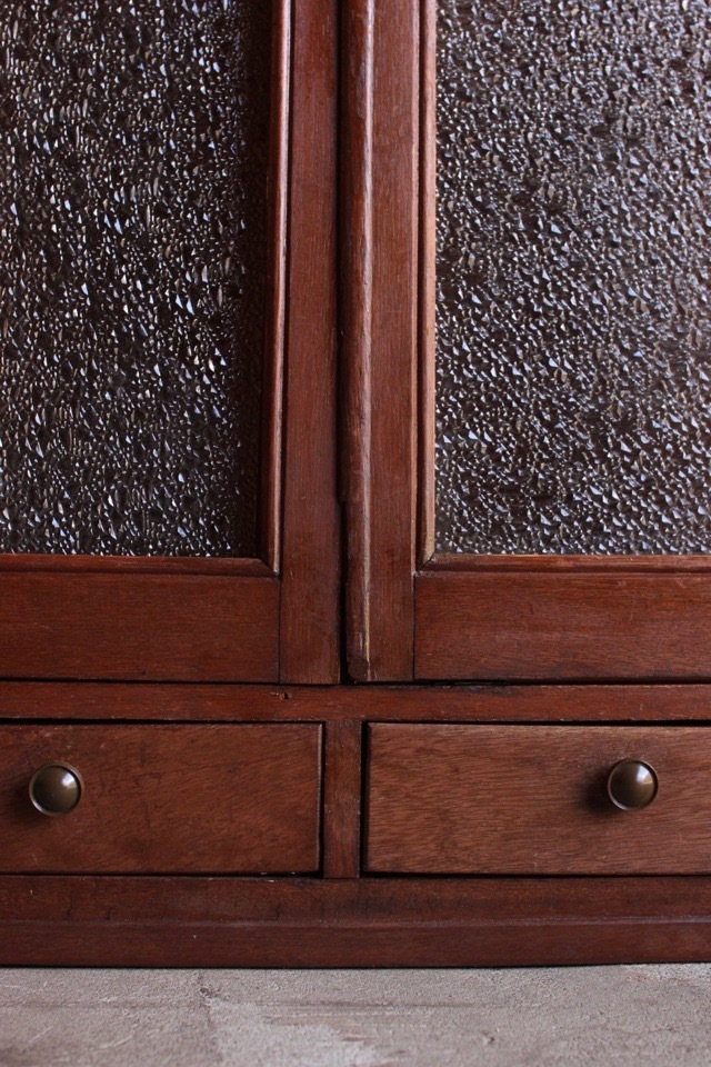 ダイヤガラスの戸棚