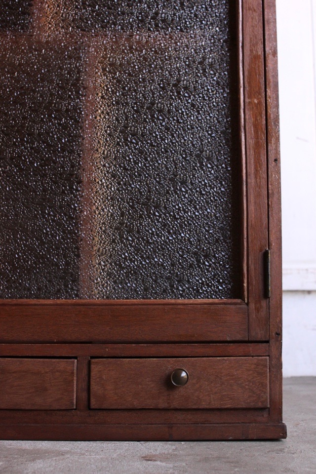 ダイヤガラスの戸棚