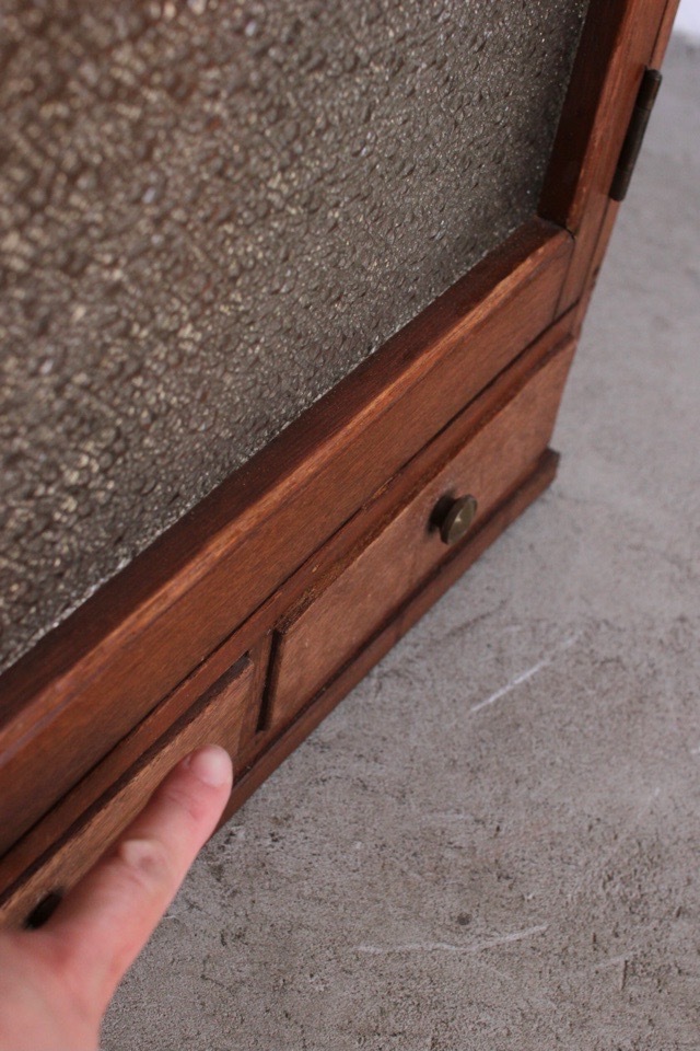 ダイヤガラスの戸棚