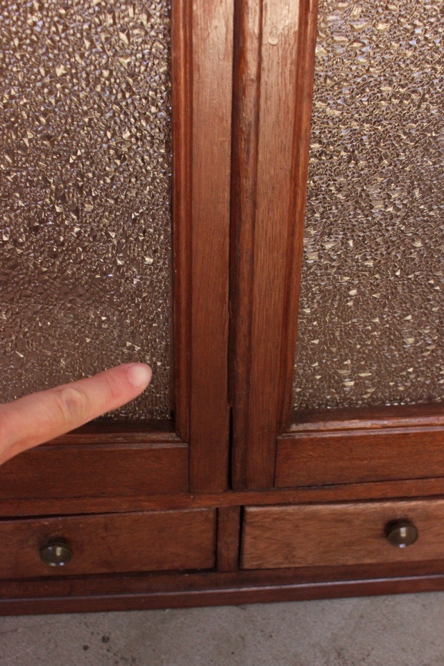 ダイヤガラスの戸棚