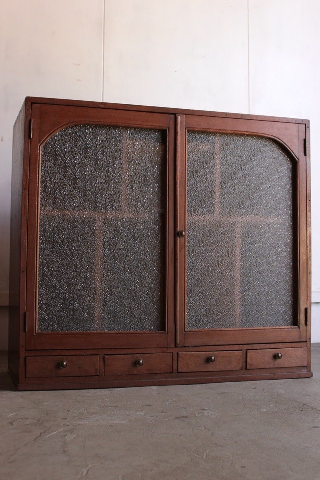 ダイヤガラスの戸棚