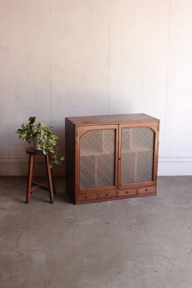 ダイヤガラスの戸棚