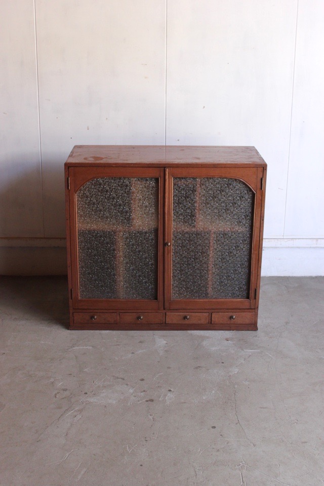 ダイヤガラスの戸棚