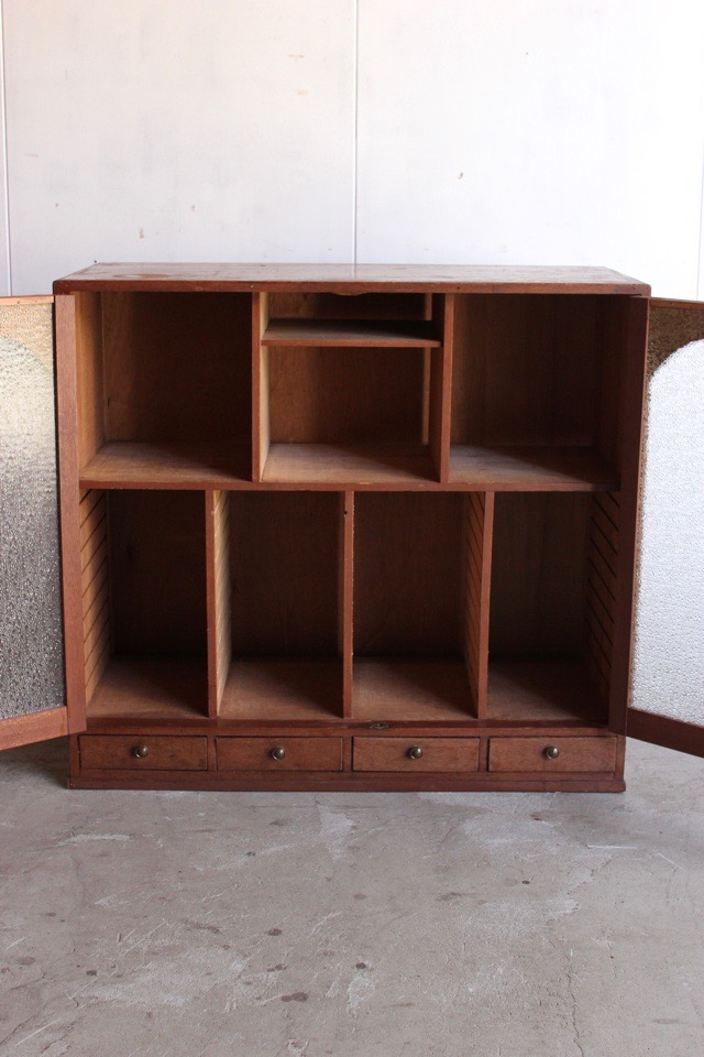 ダイヤガラスの戸棚