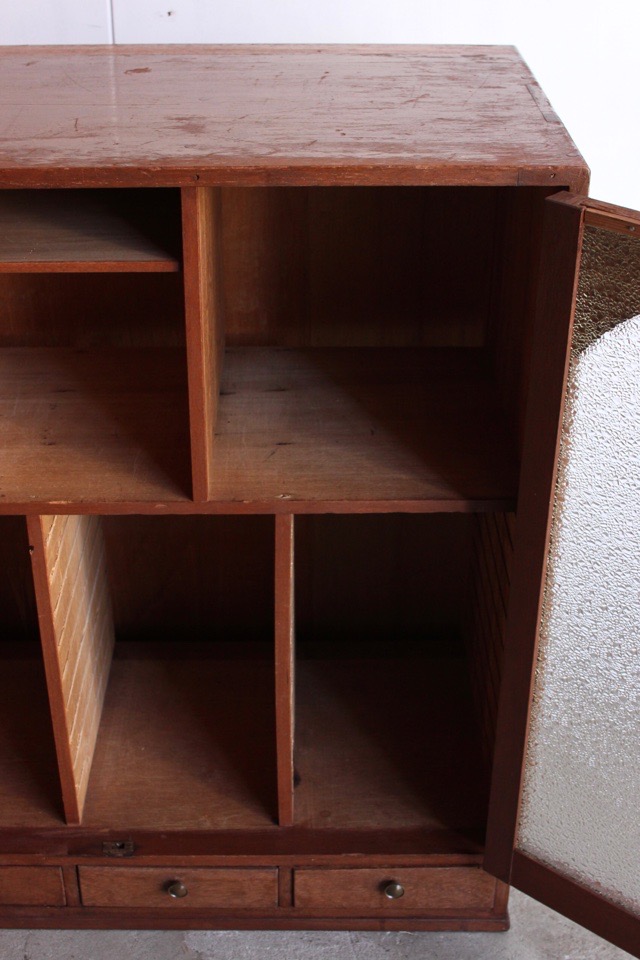 ダイヤガラスの戸棚