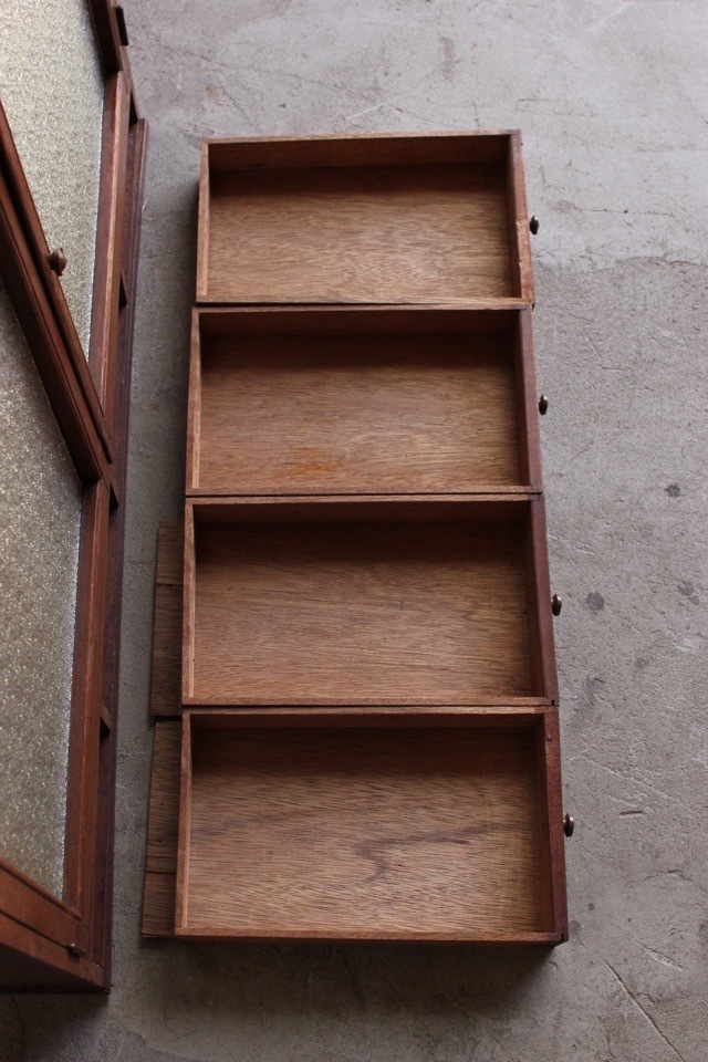 ダイヤガラスの戸棚