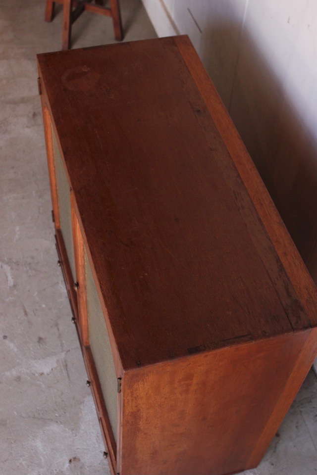 ダイヤガラスの戸棚