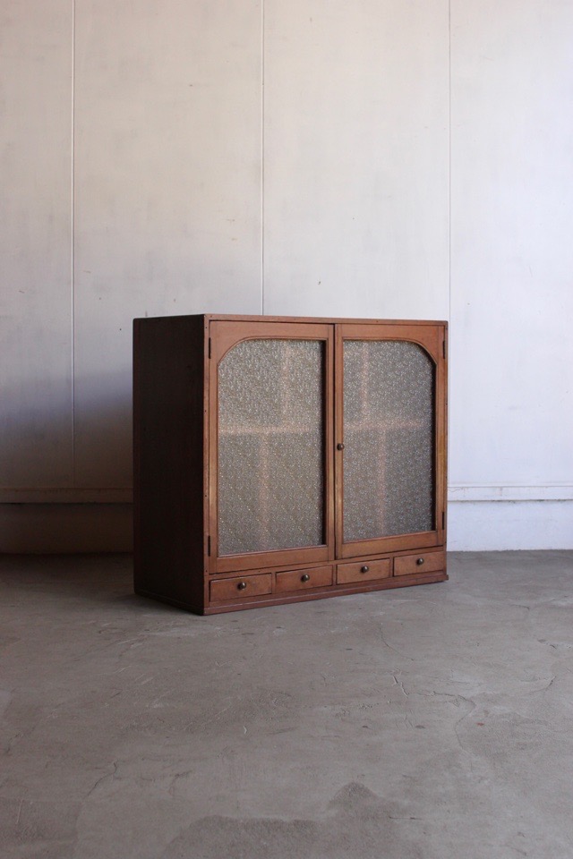 ダイヤガラスの戸棚