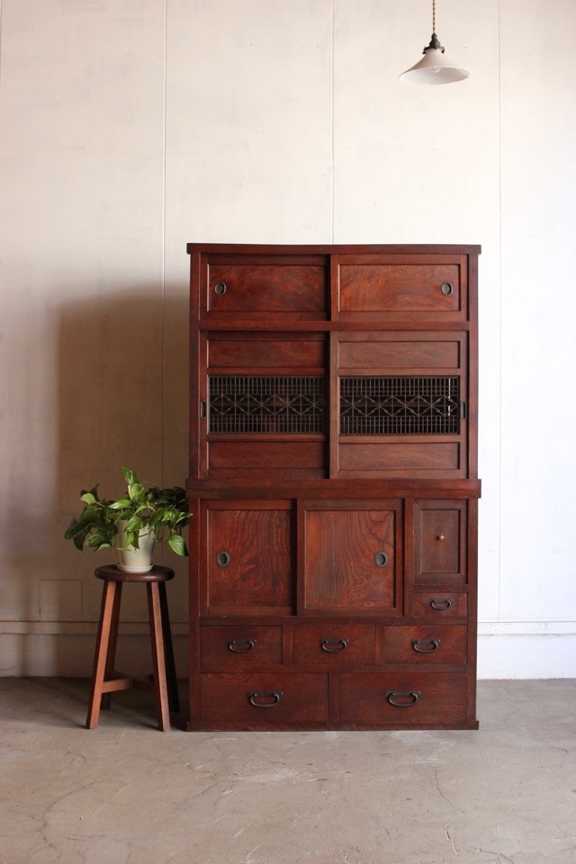 古家具 水屋箪笥 上品な引き戸づくりをした風情溢れる水屋箪笥 BB2519 – 古福庵