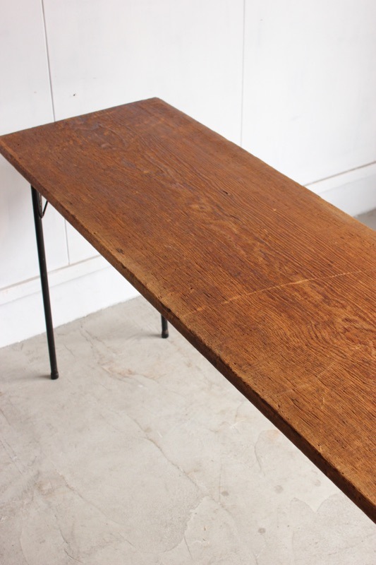 横に長いテーブル