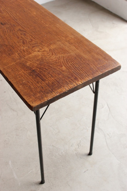 横に長いテーブル