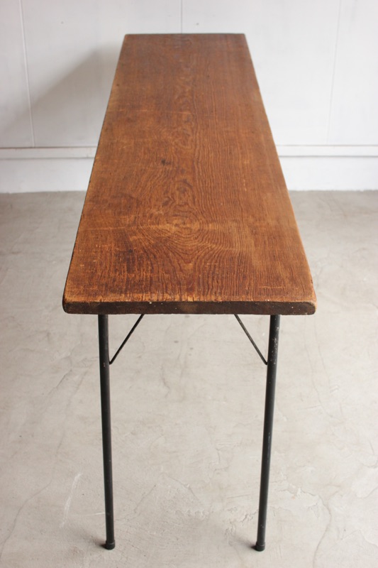 横に長いテーブル