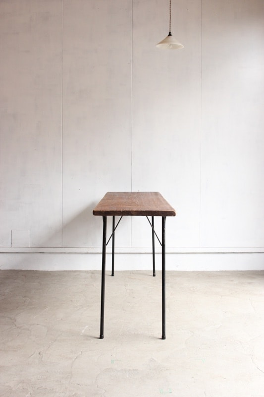 横に長いテーブル