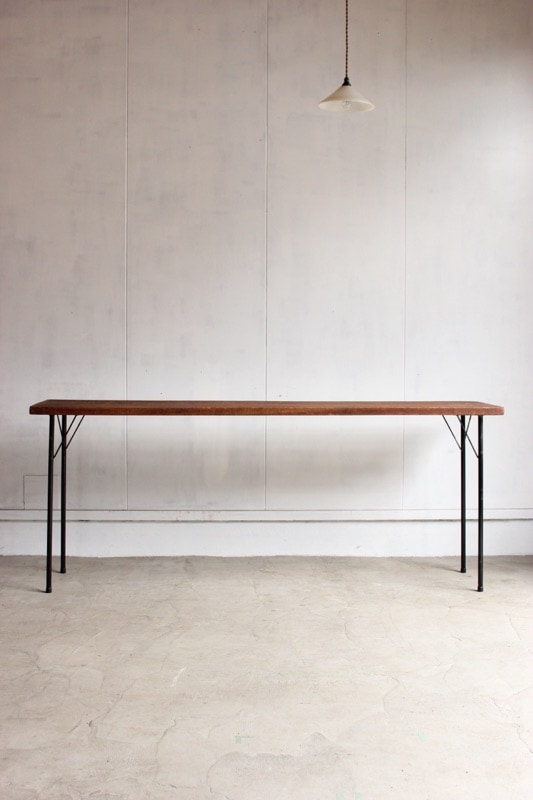 横に長いテーブル