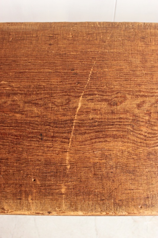 横に長いテーブル