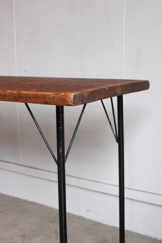 横に長いテーブル