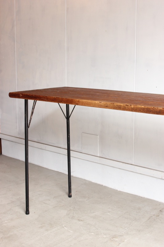 横に長いテーブル