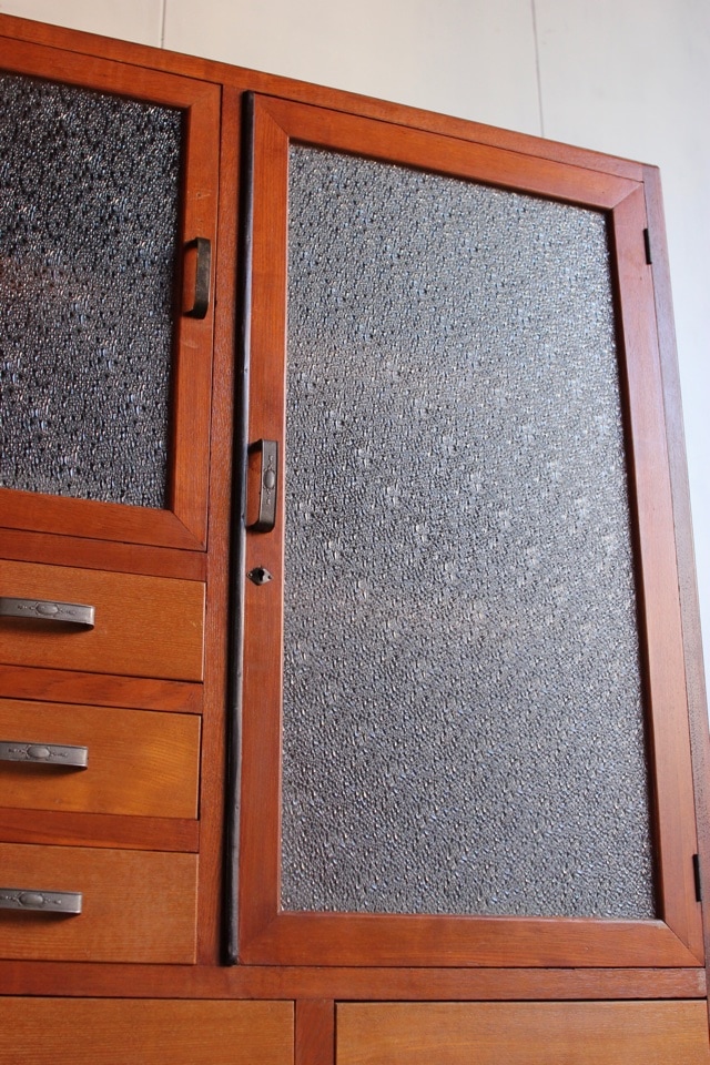 ダイヤガラスの戸棚