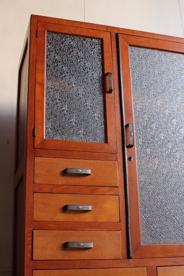 ダイヤガラスの戸棚