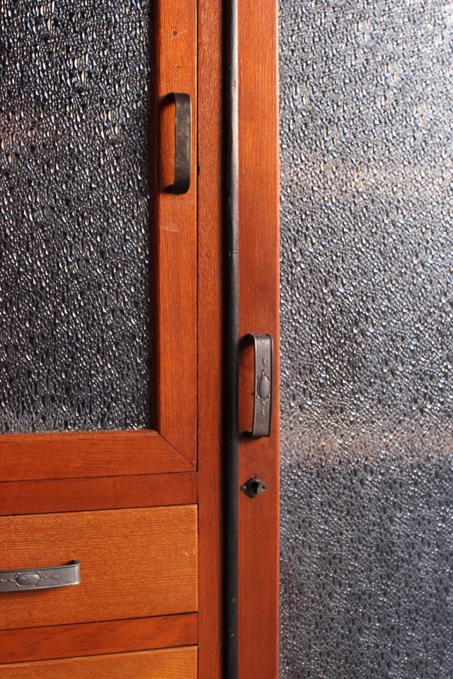 ダイヤガラスの戸棚