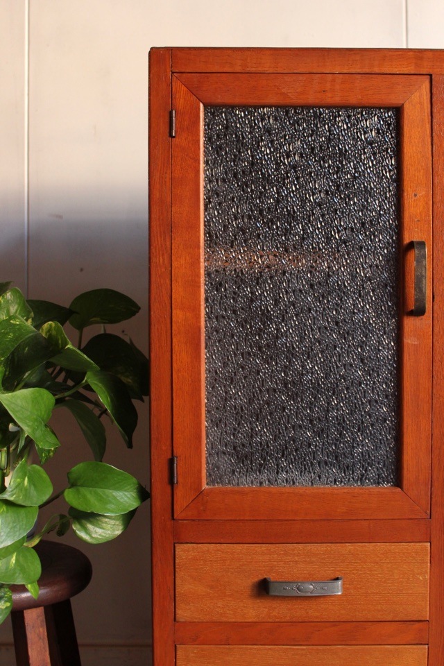 ダイヤガラスの戸棚