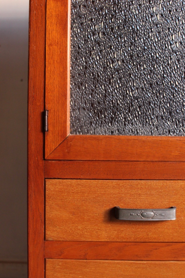 ダイヤガラスの戸棚