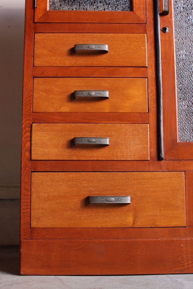 ダイヤガラスの戸棚