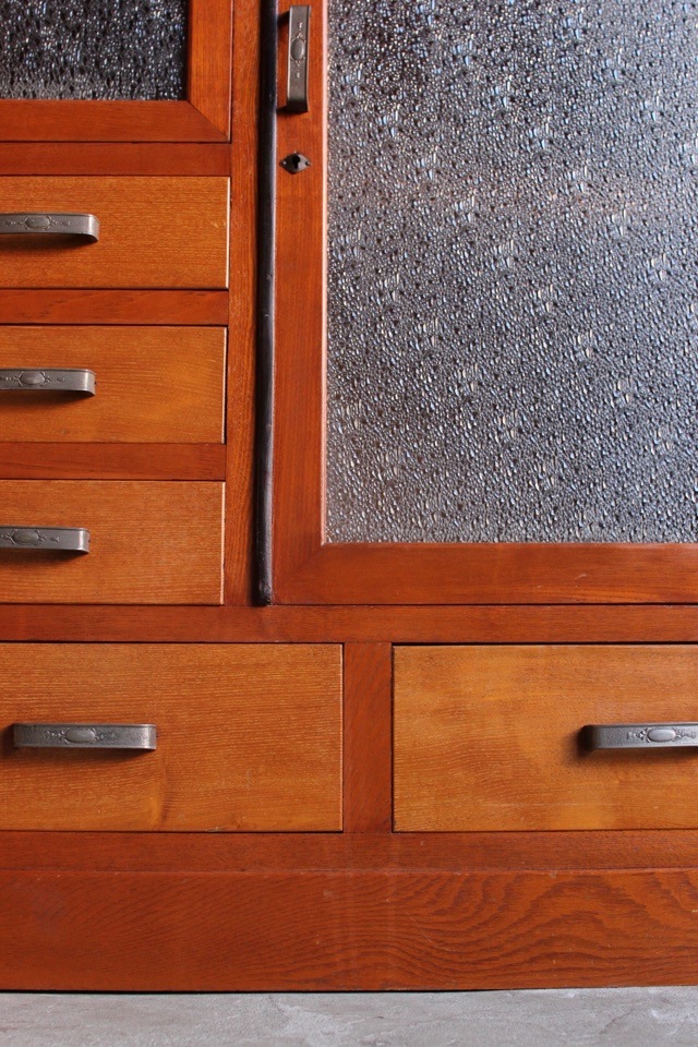 ダイヤガラスの戸棚