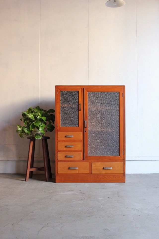 ダイヤガラスの戸棚