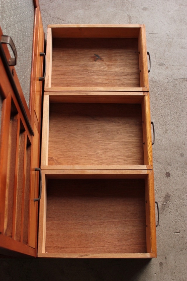 ダイヤガラスの戸棚