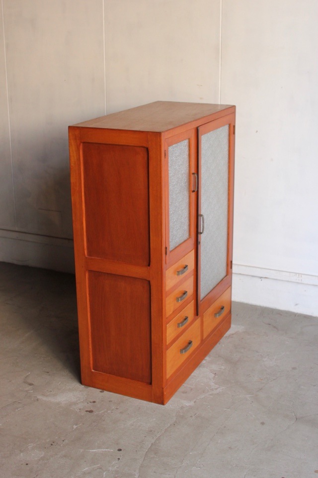 ダイヤガラスの戸棚