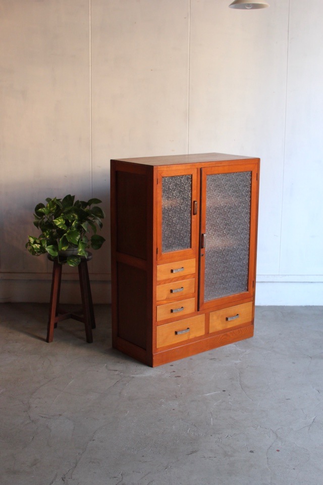 ダイヤガラスの戸棚