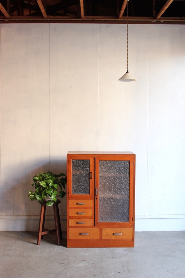 ダイヤガラスの戸棚