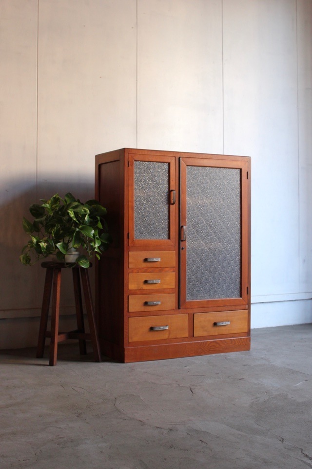 ダイヤガラスの戸棚