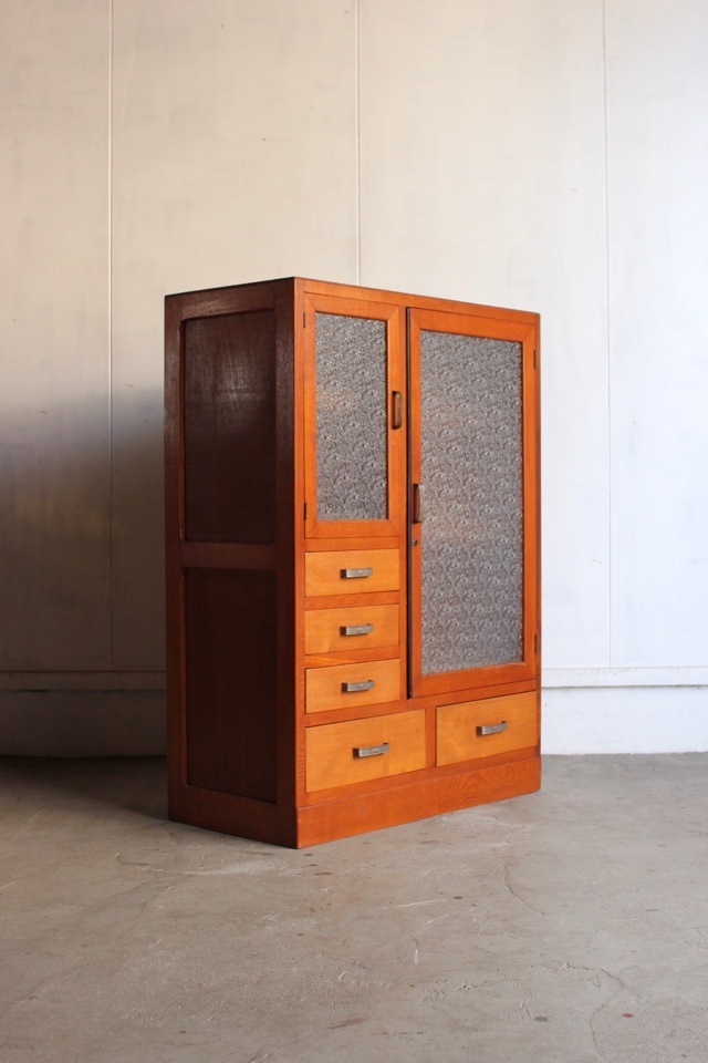 ダイヤガラスの戸棚