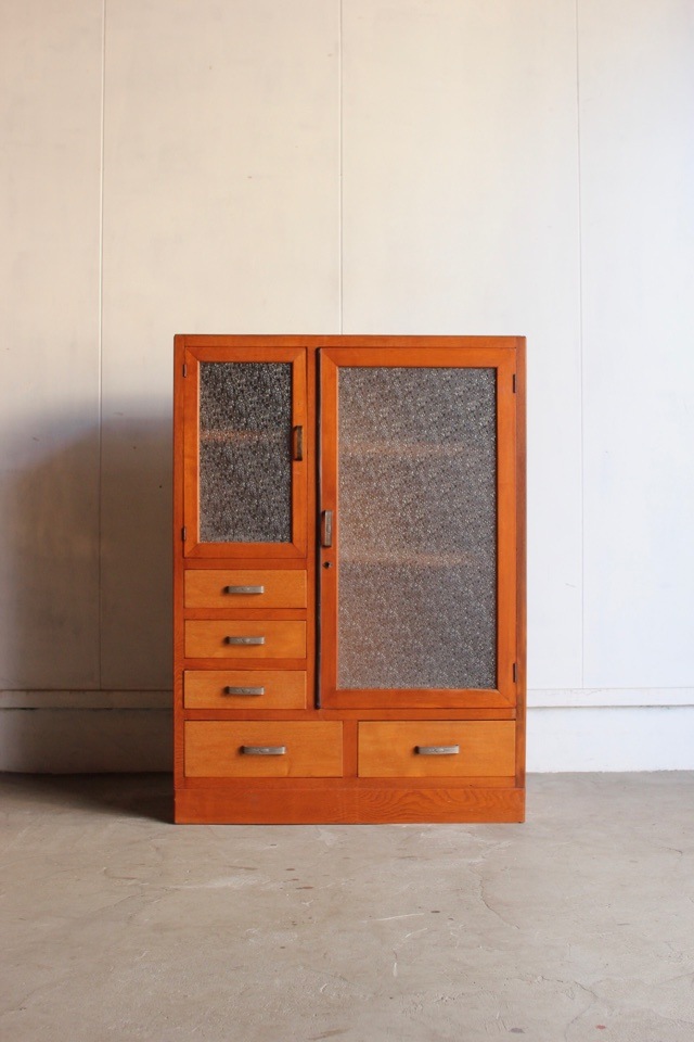 ダイヤガラスの戸棚