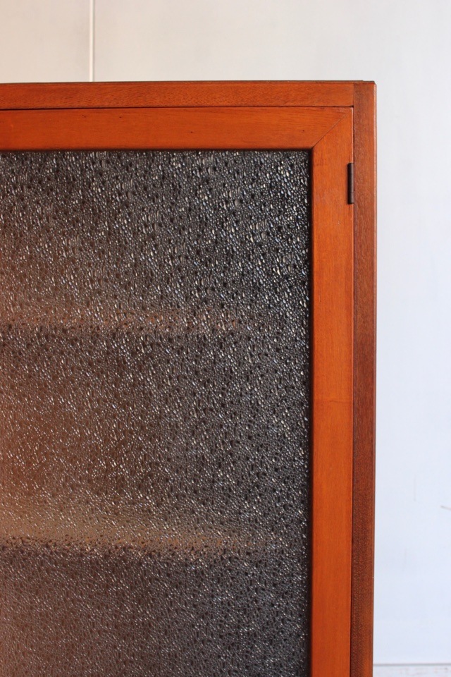 ダイヤガラスの戸棚